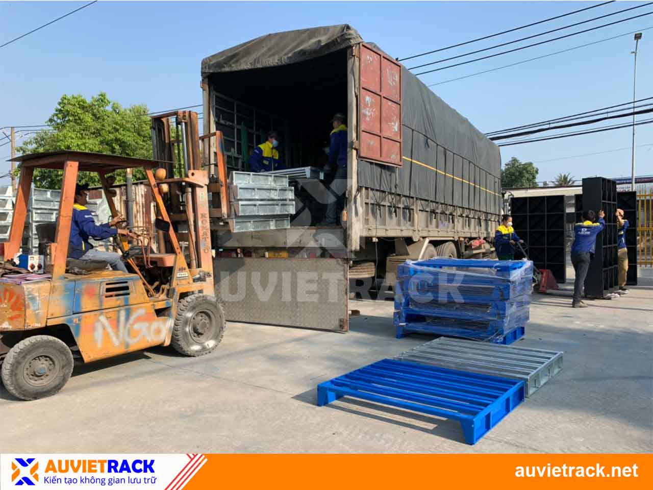  Pallet sắt khung được xếp lên xe vận chuyển đến nơi lắp đặt