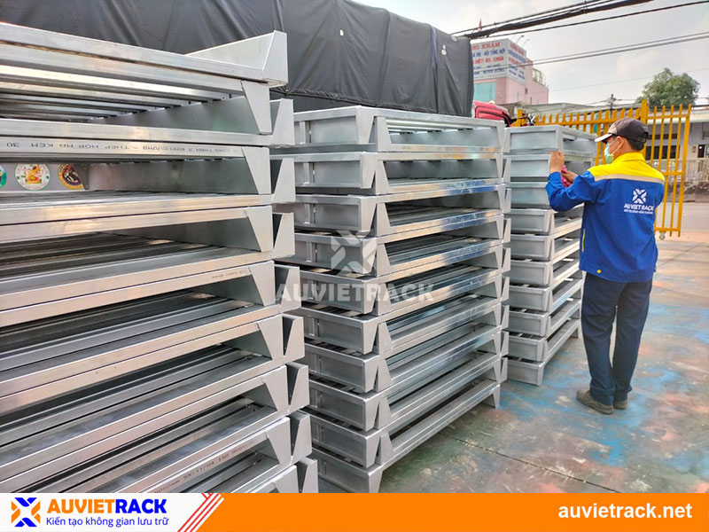  Thợ kiểm tra pallet trước khi tiến hành giao hàng cho bên doanh nghiệp