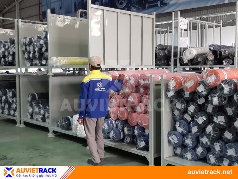 Lắp đặt pallet xếp chồng cho khách hàng