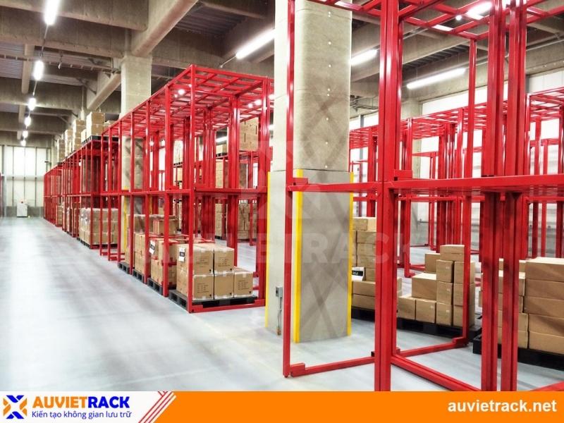 pallet săt chồng ngược tại kho khách hàng