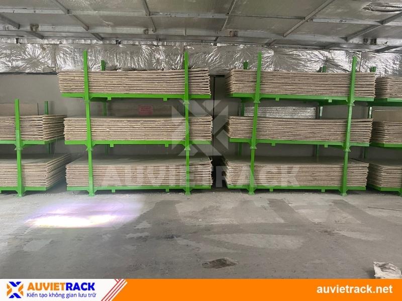 Pallet xếp chồng chứa ván gỗ