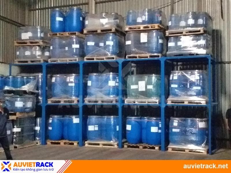 pallet sắt chồng ngược lưu kho sản phẩm