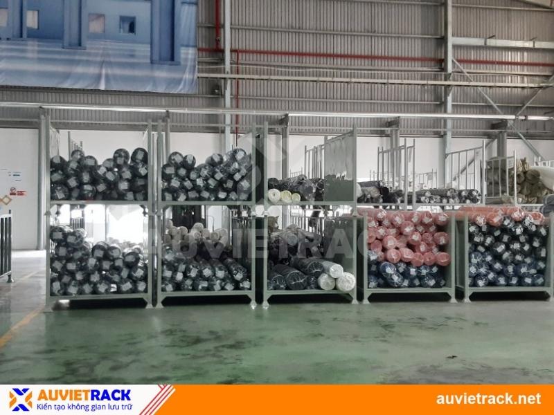 Pallet sắt xếp chồng đựng vải