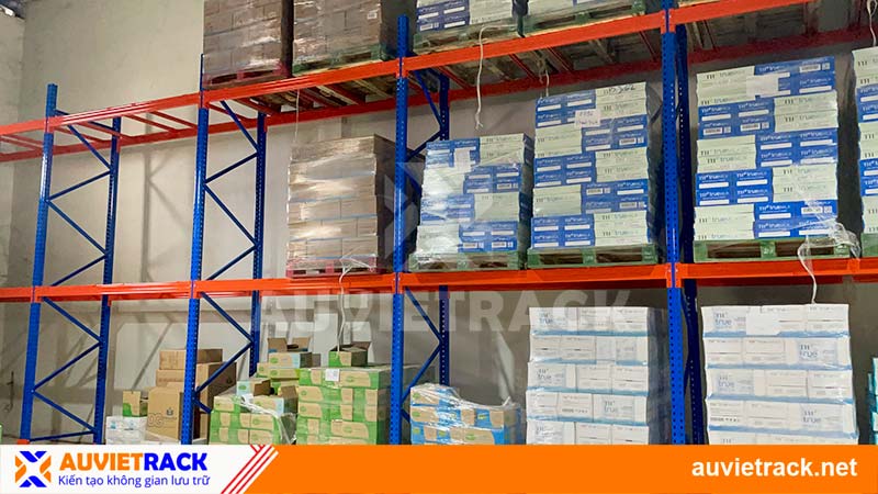 Sử dụng pallet phù hợp với kệ chứa pallet