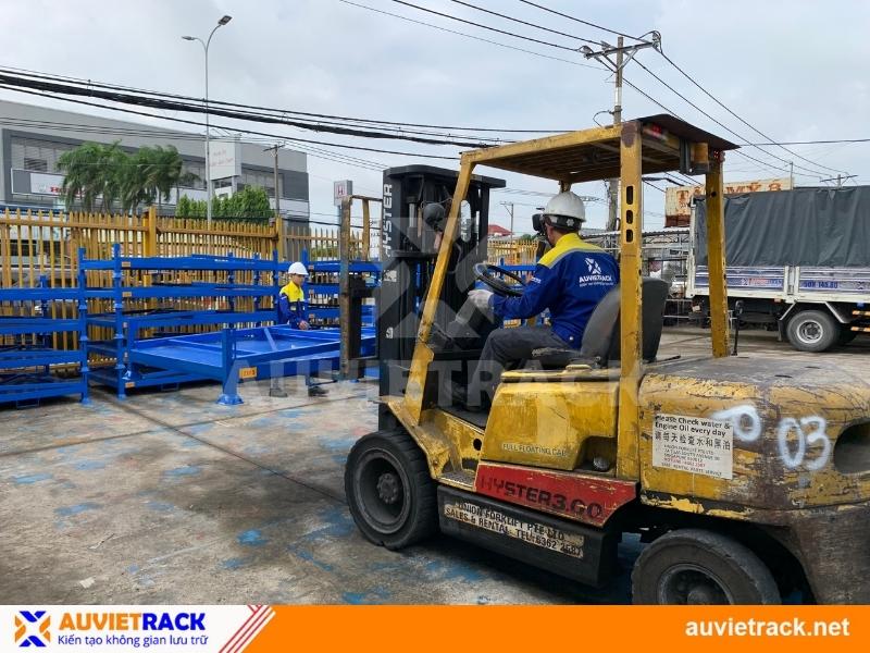Đặt pallet vững vàng trên xe nâng