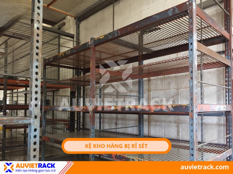 Kệ kho hàng bị rỉ sét