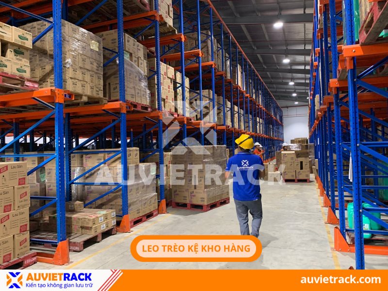 Tránh leo trèo lên kệ kho hàng