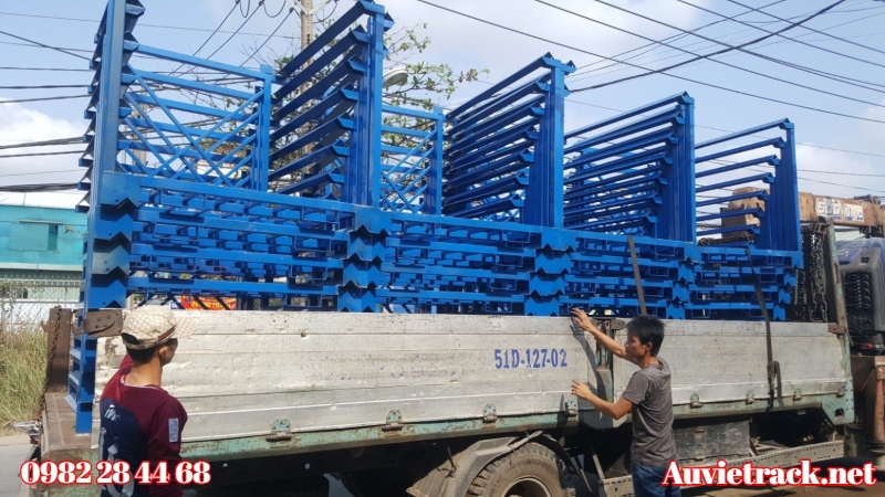 GIAO HÀNG PALLET SẮT CHỒNG GHÉP (XANH)