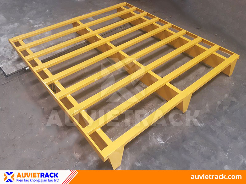 Pallet sắt khung đế sơn tĩnh điện cho nhà máy thức ăn chăn nuôi