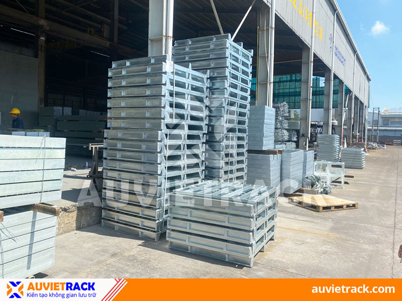  Pallet sắt khung đế mạ kẽm dùng trong kho sản xuất đồ gốm sứ
