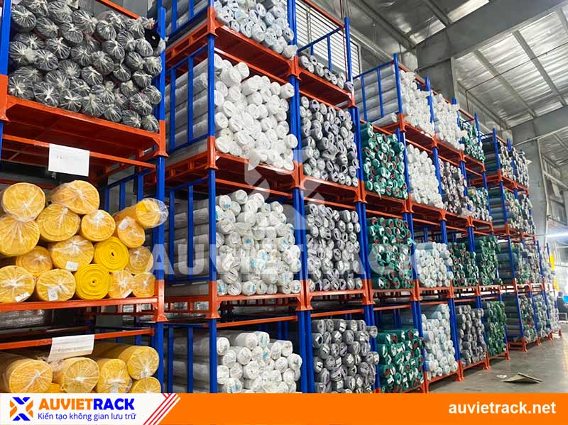 Kệ Pallet sắt đựng cuộn vải 