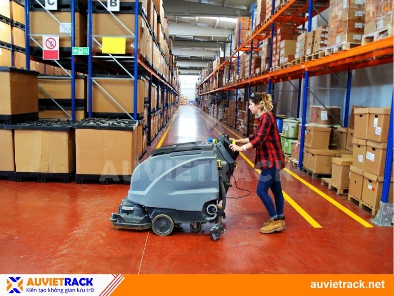 Vệ sinh kệ pallet định kỳ 